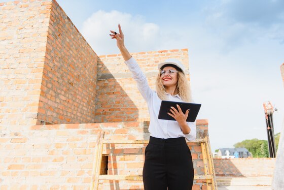 img nosotros 3 1 Fotografia que muestra a la arquitecta Maria Martinez de Tejado Perez en un proyecto de construccion moderno